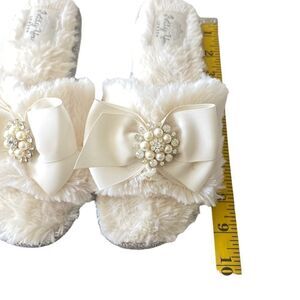 Pretty You London - cream Faux Fur Slide w/ Jewel & Bow size medium